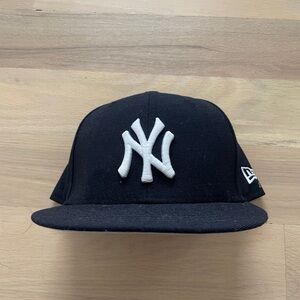 New Era Men’s New York Yankees Navy & White Fitted Hat (7 1/4)